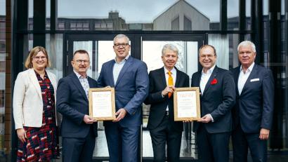 Bild: Jolanda Selting/OTH Amberg-Weiden
Die OTH Amberg-Weiden konnte nun unterstützt durch die Sparkasse Oberpfalz Nord und deren Stiftungsberater Martin Helgert und Michaela Helgert eine Stiftung gründen.