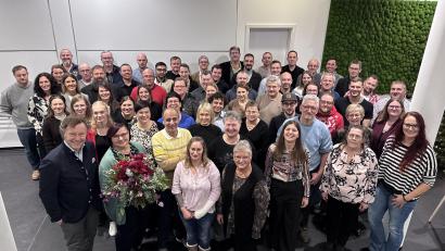 Bild: Sophie Lehner
Geschäftsführer René Guhl ehrt 97 Betriebsjubilare, 14 Auszubildende und verabschiedet 2 Kollegen in den Ruhestand.