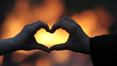 Symbolbild: Matthias Bein/dpa
Liebe ist etwas Schönes, und ein bisschen mehr davon in der Welt kann nicht schaden, findet Redakteurin Stefanie Swann.