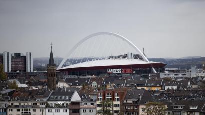 Bild: Rolf Vennenbernd/dpa
In der Lanxess Arena soll am Sonntag ein Zuschauerrekord in der Basketball-Bundesliga aufgestellt werden. (Archivfoto)