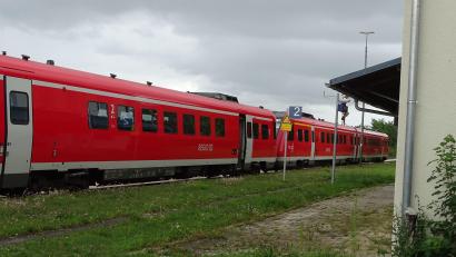 Archivbild: Houschka
Der Nahverkehrszug stoppt nach dem Willen der DB nur noch einmal täglich am Bahnhof Freihöls. Wer eine solch fragwürdige Entscheidung getroffen hat, weiß man nicht. Jetzt kommen Schülerinnen und Schüler von ihrem Unterricht in Amberg nicht mehr heim.