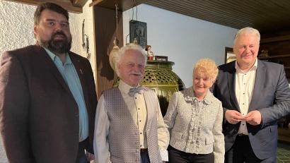 Bild: mma
Sulzbachs Bürgermeister Stefan Frank (links) und Landrat Richard Reisinger (rechts) gratulieren zusammen mit seiner Ehefrau Hildegard Rudolf Eckert zum 90. Geburtstag.