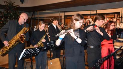 Bild: jr
Zwei Weihnachtskonzerte des Otto-Hahn-Gymnasiums in Marktredwitz begeisterten an zwei Abenden fast 1200 Besucher in der Aula der Schule. Hier die Big Band.