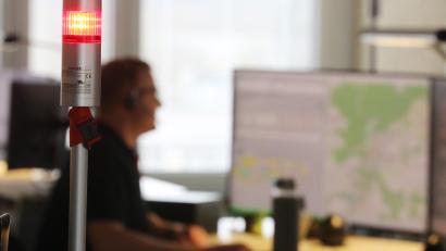 Symbolbild: Bodo Schackow/dpa
In der neuen Rettungsleitstelle laufen künftig alle Notrufe der nördlichen Oberpfalz zusammen.