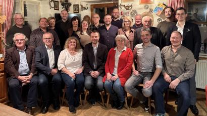 Bild: Johann Kreckl
Mit diesen Stadtratskandidaten geht die Wählergruppe Nabburger Land in die Kommunalwahl. Sitzend, von links: Franz von Beckedorff, Johann Kreckl, Karin Raab, Johann Kleber, Ernestine Gietl, Florian Kleierl, Matthias Raab. Stehend, von links: Georg Gresser, Josef Biller, Monika Bäuml, Franz Dotzler, Monika Pürzer, Daniela Schönberger, Georg Flierl, Dominik Walz, Johann Graf, Sandra Sebald, Jürgen Eichhammer, Willibald Stöckl, Michael Gietl, Stefan Breitschaft.