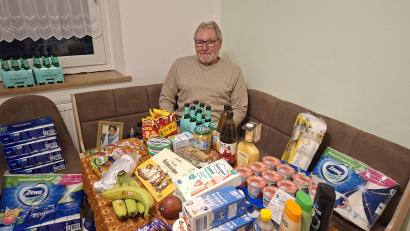 Bild: prh
Seit 16 Jahren versorgt Reinhard Hübner Senioren und Menschen mit körperlicher Einschränkung für die "Kleine Städtische Hilfe" mit dem Nötigsten. Auf seinem Küchentisch liegen die Einkäufe, die er am nächsten Tag an seine Kunden ausliefert.