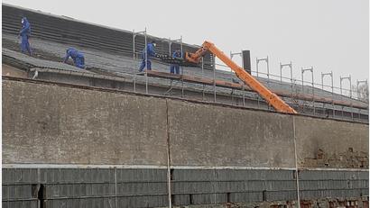 Bild: adj
Mit Mundschutz ausgestattet begannen Arbeiter bei der ehemaligen Bleikristallfabrik Beyer & Co in Altenstadt/WN mit dem Rückbau des Daches der Ofenhalle.