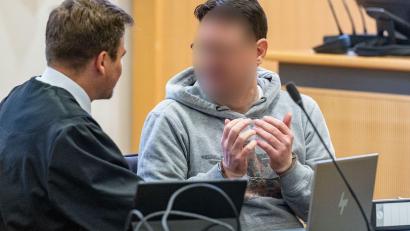 Bild: Armin Weigel/dpa
Für den Mord an seinem Onkel ist ein Mann vor dem Landgericht Regensburg zu lebenslanger Haft verurteilt worden. (Archivbild)