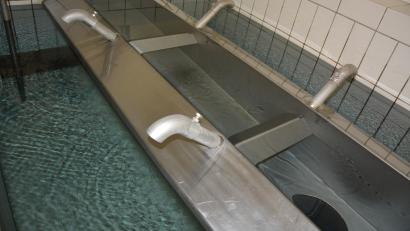 Bild: jr
Wasser ist das wichtigste Lebensmittel der Menschen. Im Pumphaus in Groppenheim wird das Konnersreuther Trinkwasser gesammelt und aufbereitet. Zum Jahresbeginn 2026 steigen die Preise pro verbrauchtem Kubikmeter Wasser auf nunmehr 2,70 Euro.