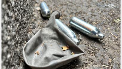 Bild: Julia Kilian/dpa
„Lachgas ist kein Spiel und keine harmlose Partydroge, sondern ein hohes Risiko für die Gesundheit“, sagt die Bundesgesundheitsministerin. (Symbolbild)