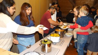 Bild: no
Die Besucher hatten die Möglichkeit, nach eigenem Geschmack, ihr Menü auszuwählen, wobei sie von den indischen Helfern bedient wurden.