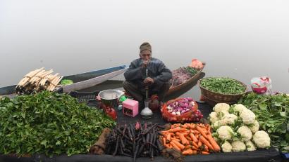 Bild: Basit Zargar/ZUMA Press Wire/dpa
Ein Gemüsehändler raucht eine Wasserpfeife, während er an einem nebligen Tag am Ufer eines Sees im indischen Srinagar auf Kunden wartet.