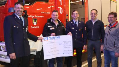 Bild: gru
Von links: Dritter Kommandant Christian Grädler, Patrick Schertl von der gleichnamigen Elektro-Firma, Erster Kommandant Markus Luber, Bürgermeister Hans-Jürgen Strehl bei der Spendenübergabe.