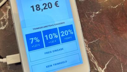 Bild: Gregor Tholl/dpa/dpa-tmn
Vorgegebene Trinkgeld-Optionen bei der Kartenzahlung kommen bei vielen Menschen einer Umfrage zufolge nicht gut an. (Archivbild)