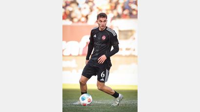 Bild: Daniel Karmann/dpa
Adam Markhiev fällt zum Jahresabschluss auch aus, aber wegen einer Gelb-Sperre.