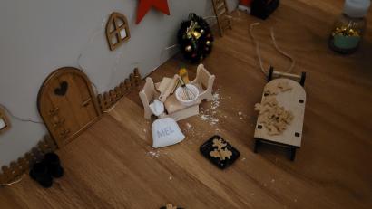 Bild: Thomas Heibl
In der Wichtel-Bäckerei: Lumi und Floki haben nachts klitzekleine Plätzchen gebacken und sie vor ihrer Haustüre stehen gelassen.