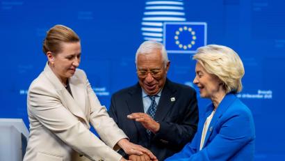 Bild: Michael Kappeler/dpa
Ursula von der Leyen (r), António Costa und Mette Frederiksen bei der Pressekonferenz nach dem EU-Gipfel.