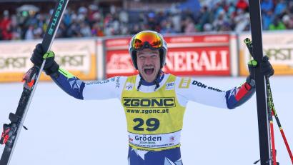 Bild: Alessandro Trovati/AP/dpa
Tschechischer Ski-Coup in Gröden: Jan Zabystran bejubelt seinen Sieg im Super-G.