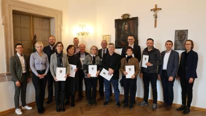 Bild: Landratsamt Neustadt a.d.Waldnaab / Marcel Weidner
Landrat Andreas Meier (dritter von links) ehrte langjährige Mitarbeitende im Landratsamt Neustadt an der Waldnaab.