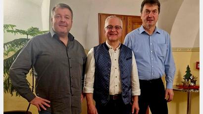 Bild: Dill Knopffabrik
Hans Dill (Mitte) mit den geehrten Mitarbeitern Reinhard Schmeller (rechts) und Marcus Hain (links).