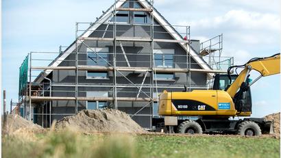 Bild: Hauke-Christian Dittrich/dpa/dpa-tmn
Fördermittel gibt es für Häuser mit bestimmtem Energiestandard und umweltfreundlicher Heizung. (Illustration)