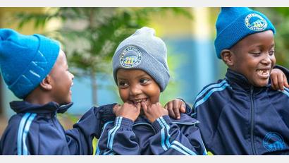 Bild: Projekt Feuerkinder/Frank Medarakini
Spender können über das Hilfsprojekt Feuerkinder die Schule mit 400 Euro jährlich pro Schüler unterstützen. Damit werden Mahlzeiten, Unterrichtsmaterial sowie die Schulkleidung finanziert.