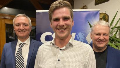 Bild: gsp
Landrat Richard Reisinger (rechts) und MdL Dr. Harald Schwartz (links) beglückwünschten Martin Fleischmann zur Kandidatur.