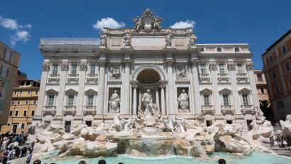 Bild: Marijan Murat/dpa
Am Trevi-Brunnen herrscht stets dichtes Gedränge. (Archivbild)