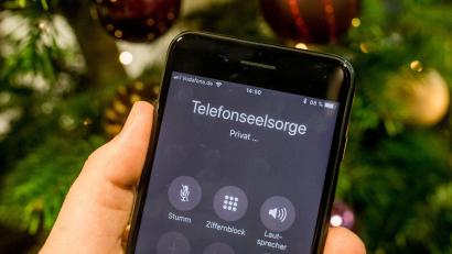 Symbolbild: Michael Kappeler/dpa
Vor allem in der Weihnachtszeit fühlen sich viele Menschen einsam. Ein offenes Ohr dafür haben die Berater der Telefonseesorge.