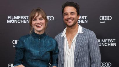 Bild: Karl-Josef Hildenbrand/dpa
Auch für Alicia von Rittberg und Kostja Ullmann ist „Dinner for One“ eine Tradition. (Archivbild)