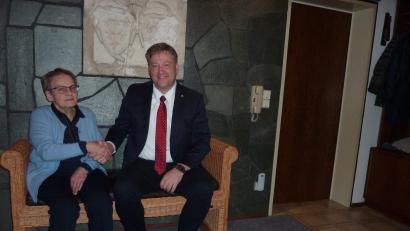 Bild: Stefan Braun
Maria Römer feiert 80. Geburtstag. Kastls Bürgermeister Stefan Braun gratuliert.