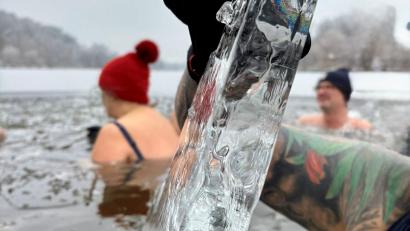 Bild: Ramona Neitz privat 
Eine dicke Eisschicht auf dem Rußweiher hält die Kaltbader nicht von ihrem Hobby ab.