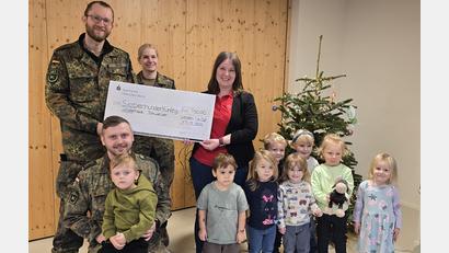 Bild: Anna König
Major Mieth, Oberfeldwebel Wicke (hinten von links) sowie Stabsunteroffizier Wagner mit Sohn Leo (vorne links) überreichen einen symbolischen Scheck an Leiterin Franziska Lang. Mit im Bild Kinder des Kinderhauses Tonwerker, die sich schon auf neues Spielzeug freuen.