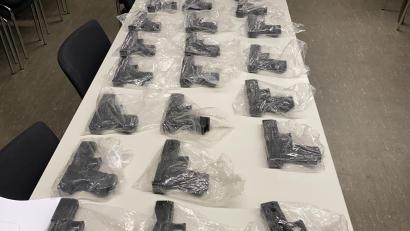 Archivbild: Polizeipräsidium Oberpfalz/exb
Über 100 Pistolen stellten die Schleierfahnder bei einer Kontrolle auf der A6 bei Schmidgaden sicher.