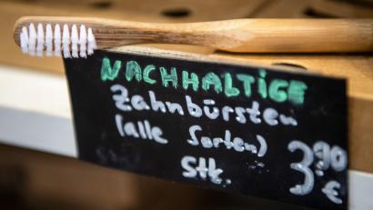 Bild: Sina Schuldt/Deutsche Presse-Agentur GmbH/dpa
Für einen Teil der Konsumentinnen und Konsumenten spielt die Frage, ob ein Produkt das Kriterium „Nachhaltigkeit“ erfüllt, eine Rolle bei der Kaufentscheidung. (Symbolbild)