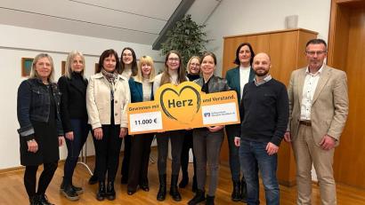 Bild: Gabriele Farnbauer
Vorstandssprecher Joachim Geyer (rechts) überreichte Spenden an die Schulleiter.
