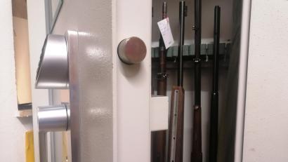 Archivbild: Kristin Winderl
Waffen sind sicher aufzubewahren. Sie dürfen auch nicht scharf geladen im Waffenschrank stehen.