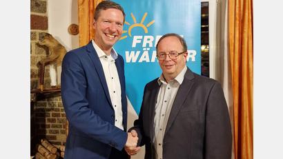 Bild: Isabella Braun
Landrat Florian Wiedemann (rechts) gratuliert Hans-Georg Braun zur Nominierung