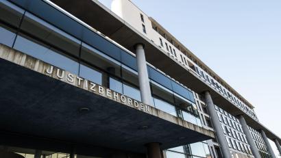 Bild: Swen Pförtner/dpa
Im Prozess um den Armbrust-Mord in Bad Zwesten hat die Staatsanwaltschaft eine lebenslange Haftstrafe gefordert. (Archivbild)