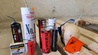 Bild: Hauptzollamt Regensburg
Der Zoll warnt vor dem Import von Feuerwerkskörpern. Das Bild zeigt sichergestellte Pyrotechnik. Vergangenes Jahr wurden sieben Tonnen aus dem Verkehr gezogen.