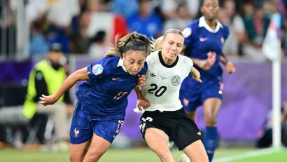 Bild: Sebastian Christoph Gollnow/dpa
Deutschlands Elisa Senß im EM-Viertelfinale gegen Frankreich: Auch ihr Club Eintracht Frankfurt bekommt eine Zahlung von der UEFA. (Archivbild)