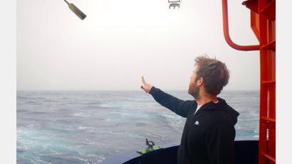 Bild: Thomas Ronge/Alfred-Wegener-Institut /dpa
Geowissenschaftler Klages ist immer noch erstaunt und froh, dass die Flaschenpost die lange Reise überstand und gefunden wurde.