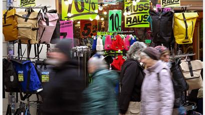 Bild: Soeren Stache/dpa/ZB
Sparen und auf größere Anschaffungen verzichten, das ist zurzeit das Credo der Verbraucherinnen und Verbraucher. (Archivbild)