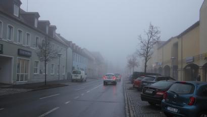 Bild: kro
Im wahrsten Sinne steckt noch Nebel bei diesem städtebaulichen Projekt! Abgelehnt wurden vorerst mal die Bauanträge im Bereich des TEO und des Bauhof-Areals.