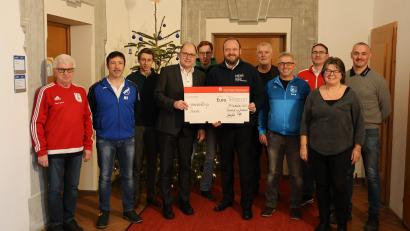 Bild: Landratsamt Neustadt a.d.Waldnaab / Marcel Weidner
Die Vereinigten Sparkassen unterstützen in diesem Jahr Sportvereine im Landkreis Neustadt/WN mit 4.500 Euro.