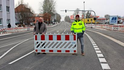 Bild: Wilhelmine Glaßer
Autofahrer haben wieder freie Fahrt, die Waldershofer Straße ist geöffnet - zumindest während des Winters. Ganz zur Freude von Oberbürgermeister Oliver Weigel (links) und Maximilian Weismeier, Sachgebietsleiter Tiefbau der Stadt Marktredwitz.