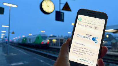 Bild: Gabi Schönberger
Wer mit Bahn und Bus unterwegs ist, kann seine Tickets nach dem Beitritt der Stadt Weiden und dem Landkreis Neustadt/WN zum VGN über dessen Online-Ticket-Shop kaufen.