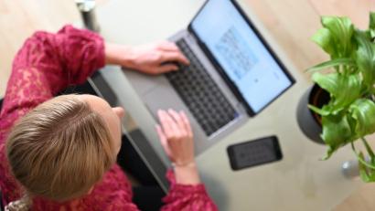 Bild: Helena Dolderer/dpa/dpa-tmn
Beim Online-Shopping soll es leichter werden, die Bestellung rückgängig zu machen. (Illustration)