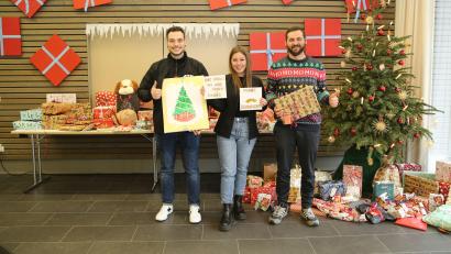 Bild: ATU
Die ATU Azubis Lucas Baum und Lena Neumann überreichen 111 Geschenke an Peter Wasel (rechts) vom Kinderhaus St. Elisabeth.