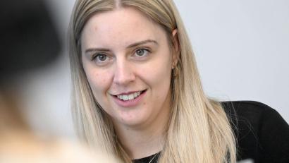 Bild: Felix Hörhager/dpa
Michaela Benthaus will ins All starten. (Archivbild)